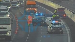 Hromadná nehoda na D5 u Prahy, směr do metropole stojí